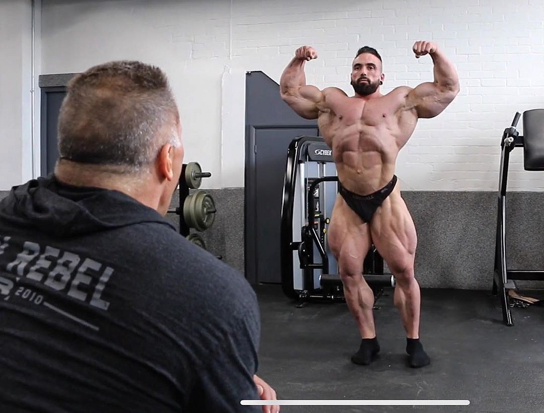 Милош Сарцев учит позировать Люка Сандо перед Tampa Pro 2019. Видео - Бодибилдинг форум AnabolicShops