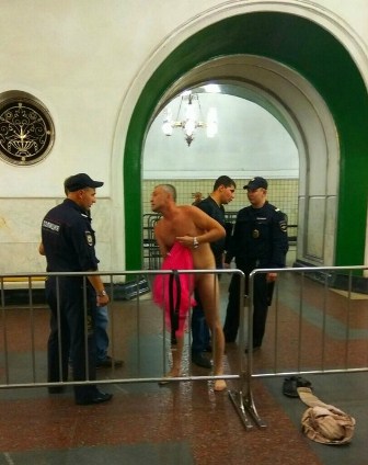 В Москве полицейские догола раздели мужчину в вестибюле метро. - Бодибилдинг форум AnabolicShops